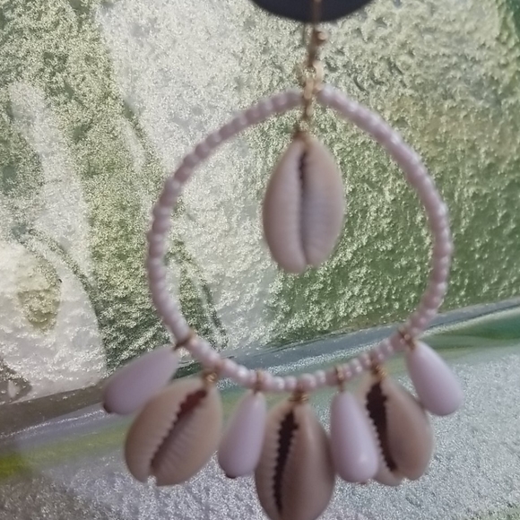 Beachy Shell hoop earrings - Picture 2 of 2